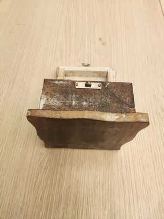 Caja pequeña de madera con relieves