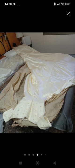 Vestido de novia de pedrería con velo 