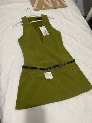 Vestido de fiesta con cinturón Zara. Sin estrenar