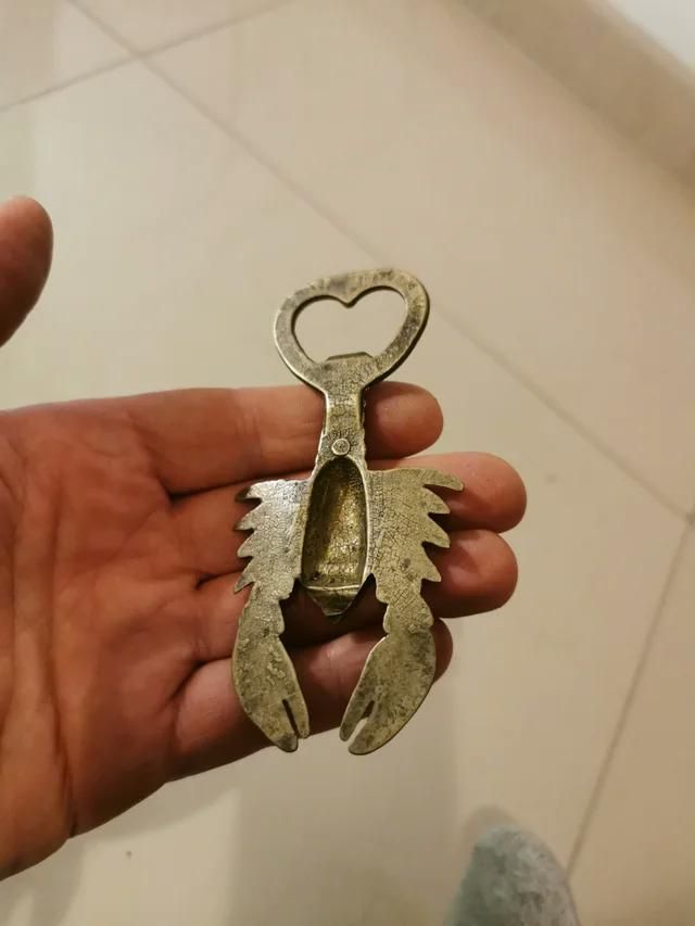 decoración abrebotellas de metal dorado (cobre?)