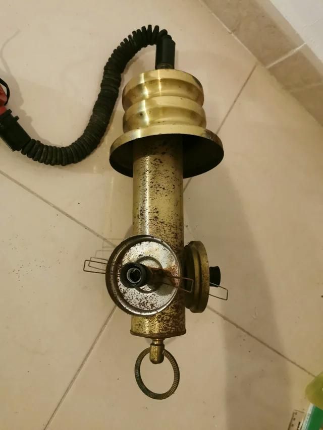 lámpara con cobre bastante oxidado