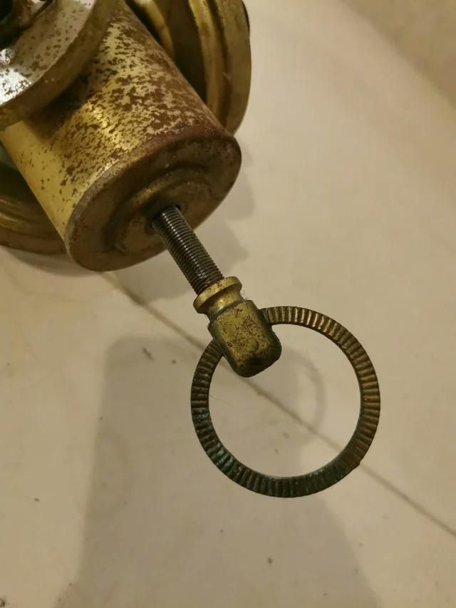 lámpara con cobre bastante oxidado