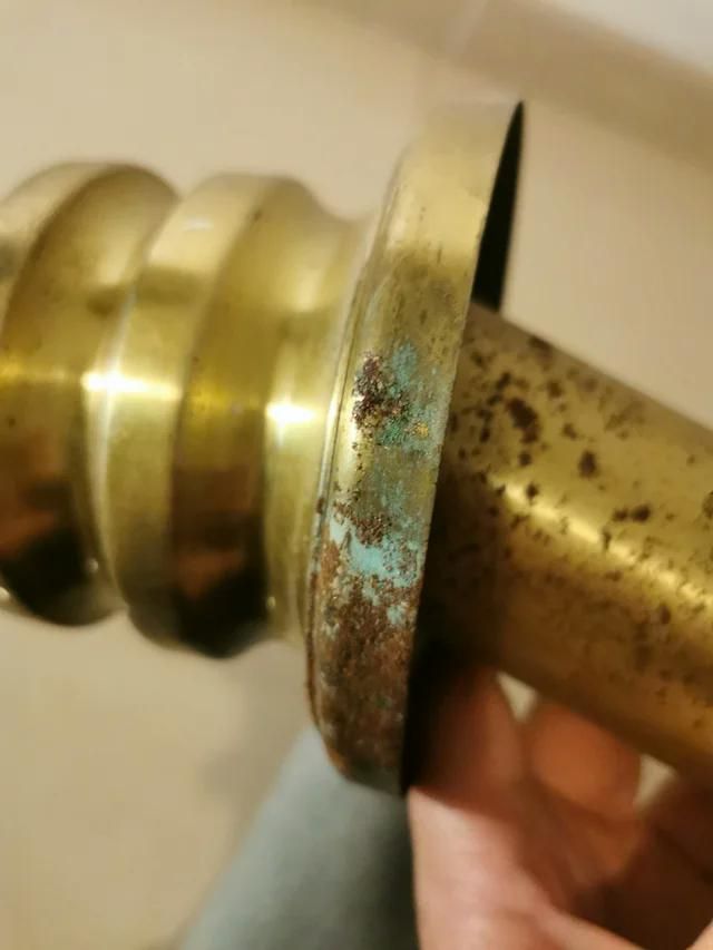 lámpara con cobre bastante oxidado