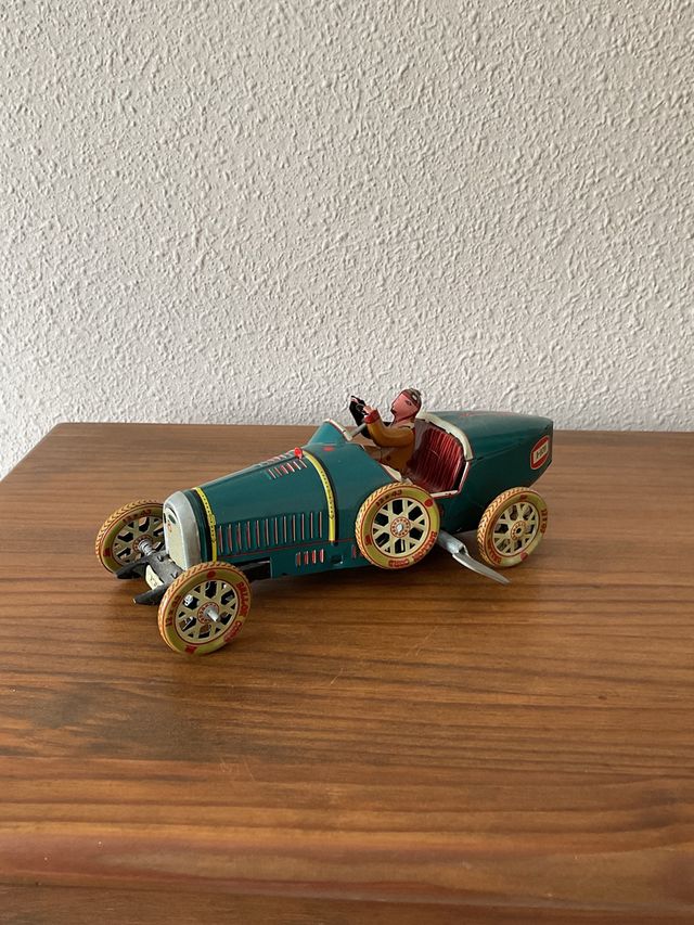 Coche de metal vintage para decoración