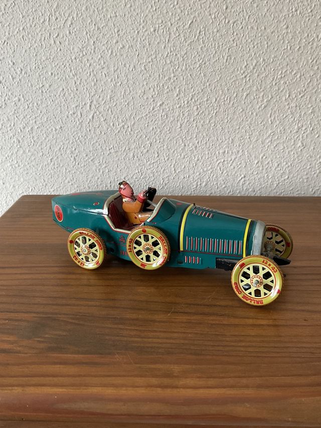 Coche de metal vintage para decoración