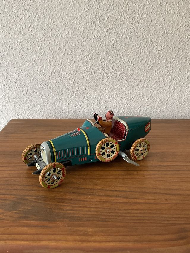 Coche de metal vintage para decoración