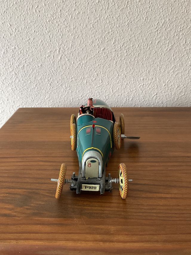 Coche de metal vintage para decoración
