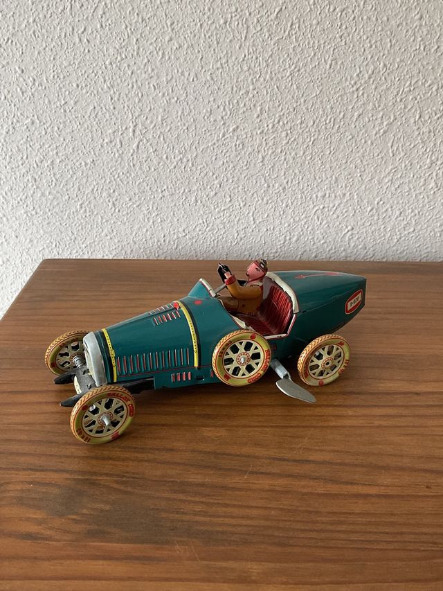 Coche de metal vintage para decoración
