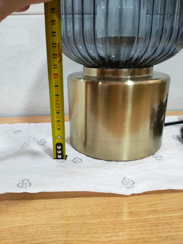 Lámpara de mesa dorada y cristal 