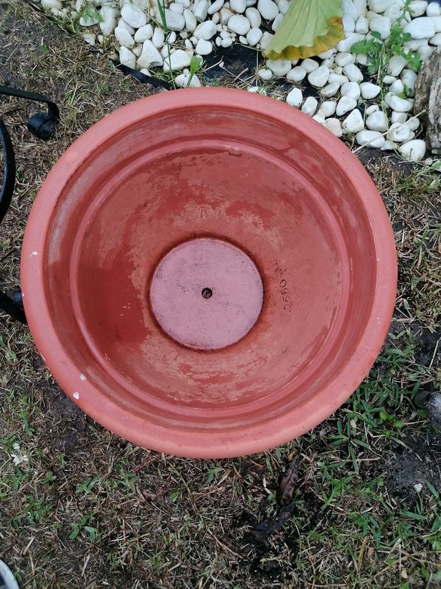 Grande fioriera in terracotta con supporto