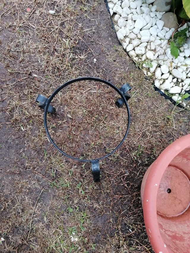 Grande fioriera in terracotta con supporto