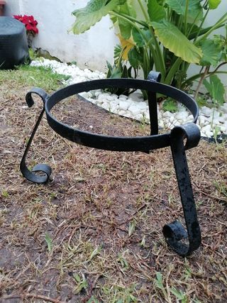Macetero de barro grande con soporte de hierro