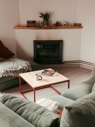 Muebles de hierro y madera.