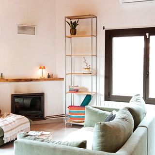 Muebles de hierro y madera.