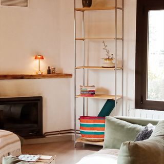 Muebles de hierro y madera.