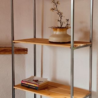 Muebles de hierro y madera.