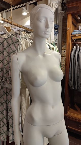 Maniquí de mujer cuerpo entero