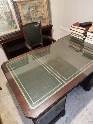 Despacho madera de caoba y piel