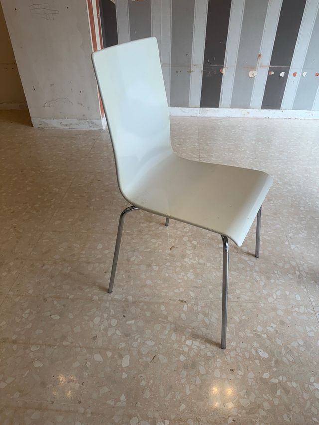 20 sillas blancas apilables