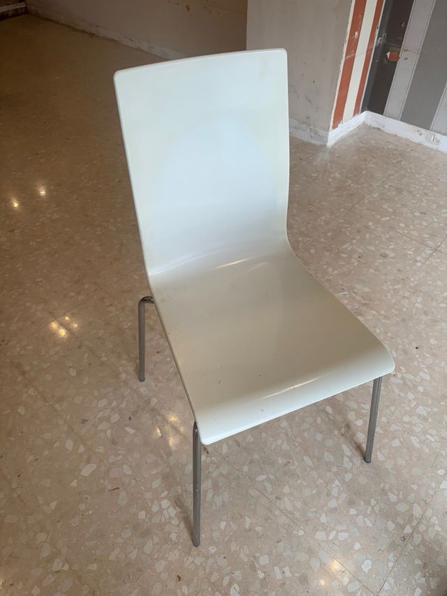 20 sillas blancas apilables