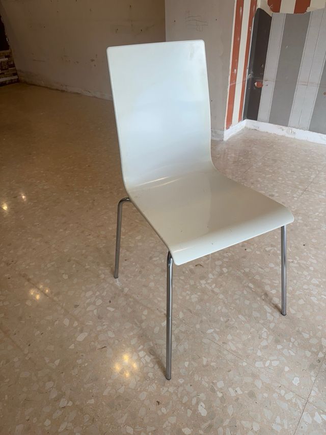 20 sillas blancas apilables