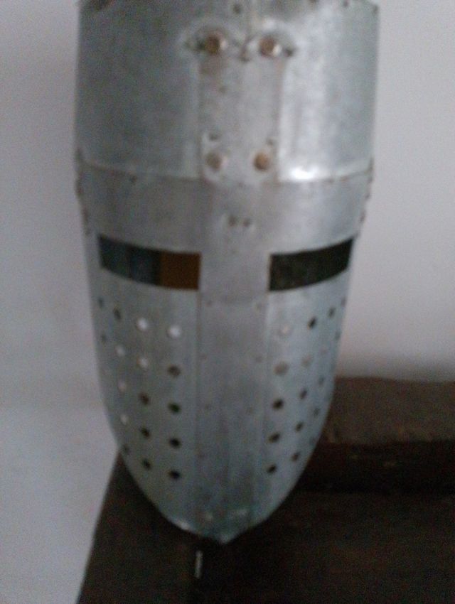 Elmo medievale in metallo.