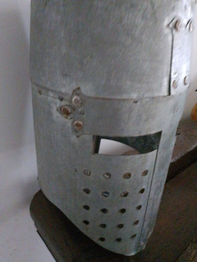 Elmo medievale in metallo.