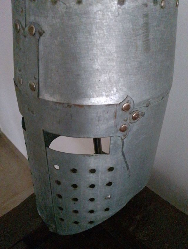 Elmo medievale in metallo.