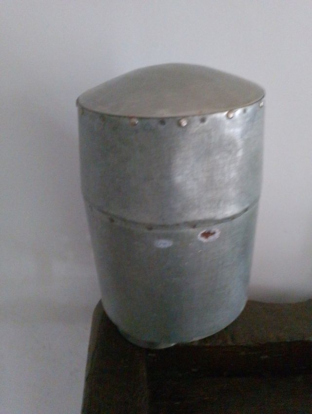 Elmo medievale in metallo.