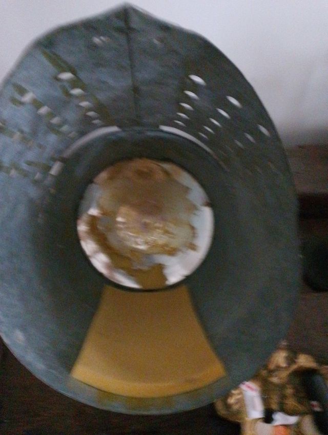 Elmo medievale in metallo.