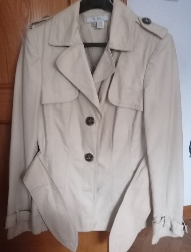 Chaqueta d mujer, el color es más tipo vainilla.