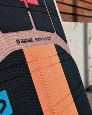 Tabla kitesurf Duotone Whip SLS 5'3” SURF ligera