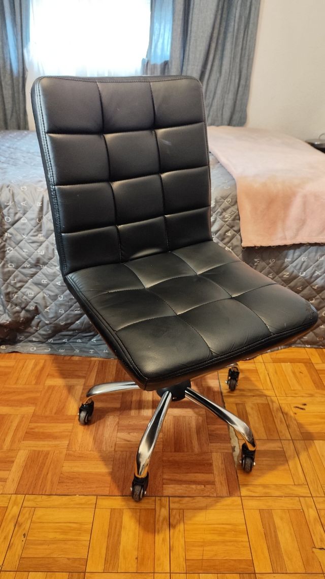 Silla de escritorio negra regulable