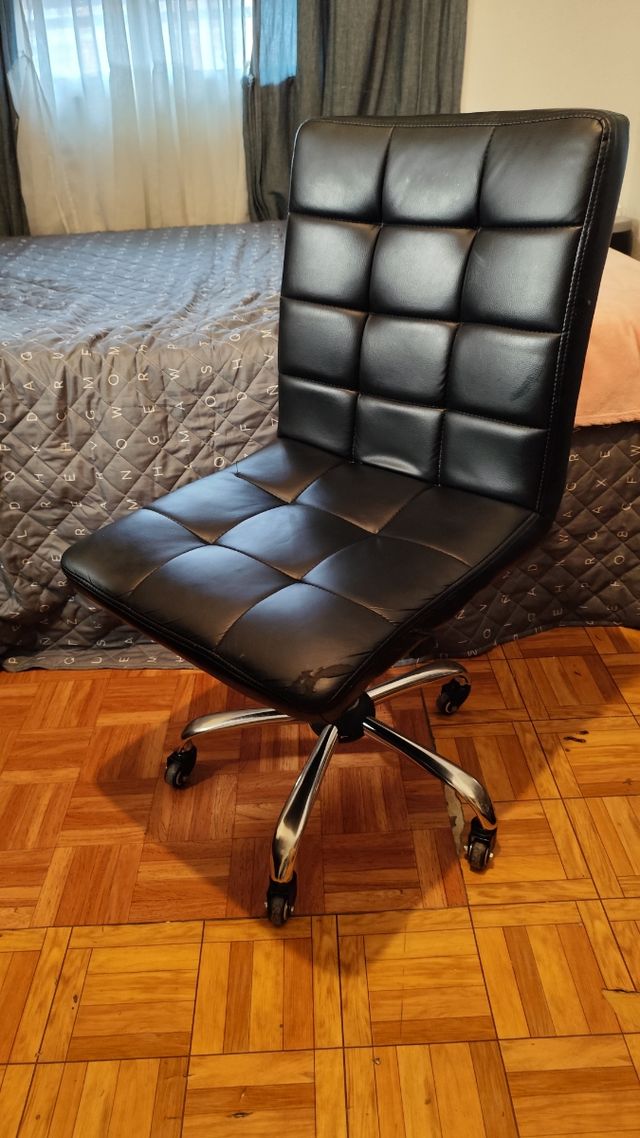 Silla de escritorio negra regulable