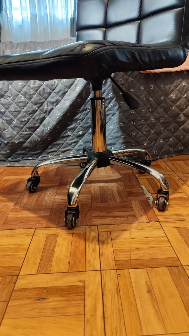 Silla de escritorio negra regulable