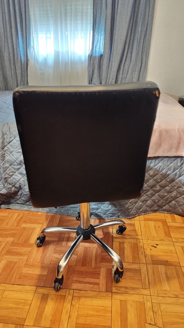 Silla de escritorio negra regulable