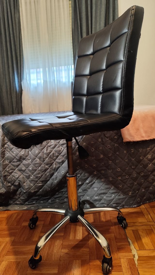 Silla de escritorio negra regulable