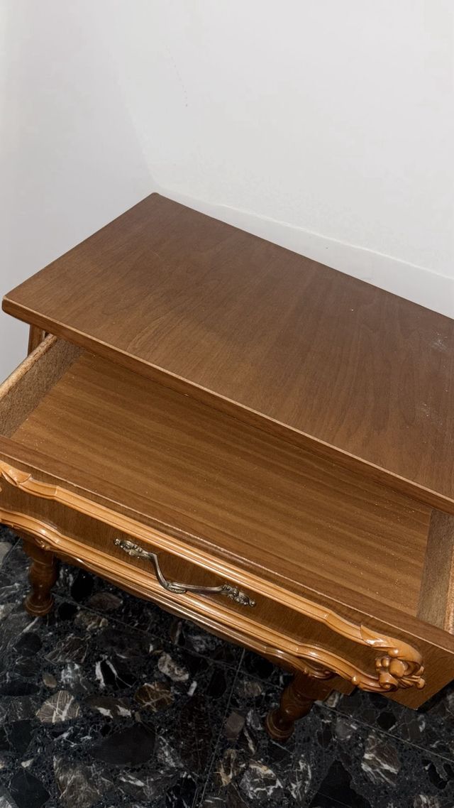 Mesita de Noche Antigua