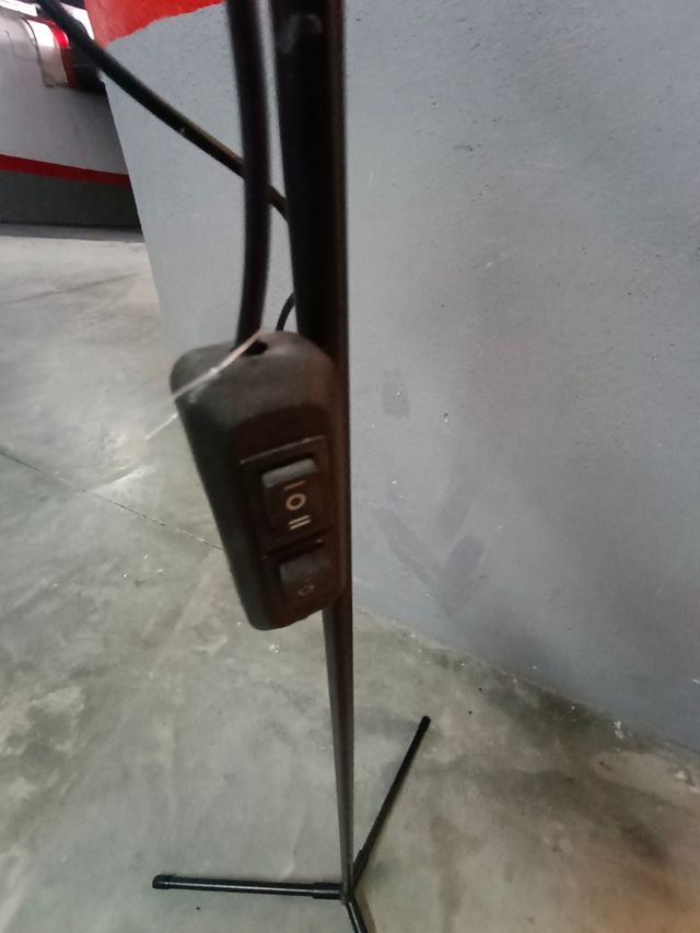 Lampada da terra retrattile colore nero