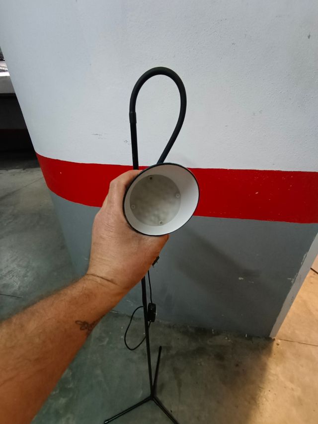 Lampada da terra retrattile colore nero