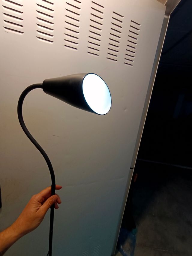 Lampada da terra retrattile colore nero