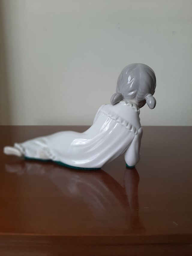 Figura niña en pijama
