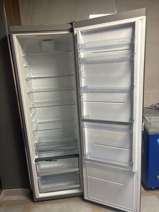 Nevera de acero inoxidable marca Gorenje