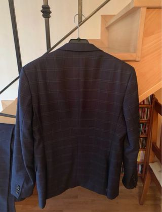 Traje ajustado para chico joven