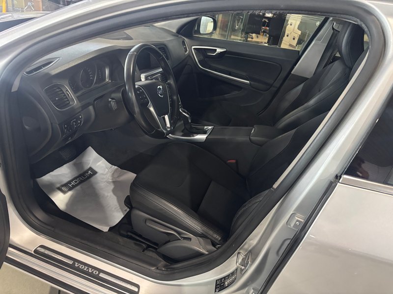 Volvo S60 D3 Momentum 2015, foto 7