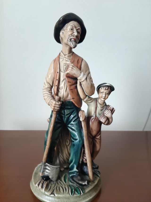 Figura de leñador con niño