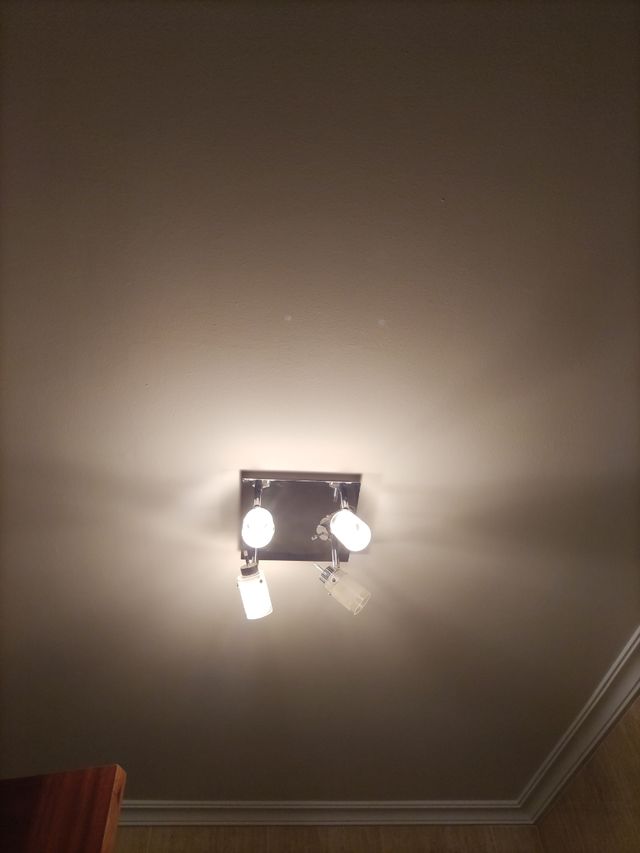 Lámpara de techo cuatro focos.