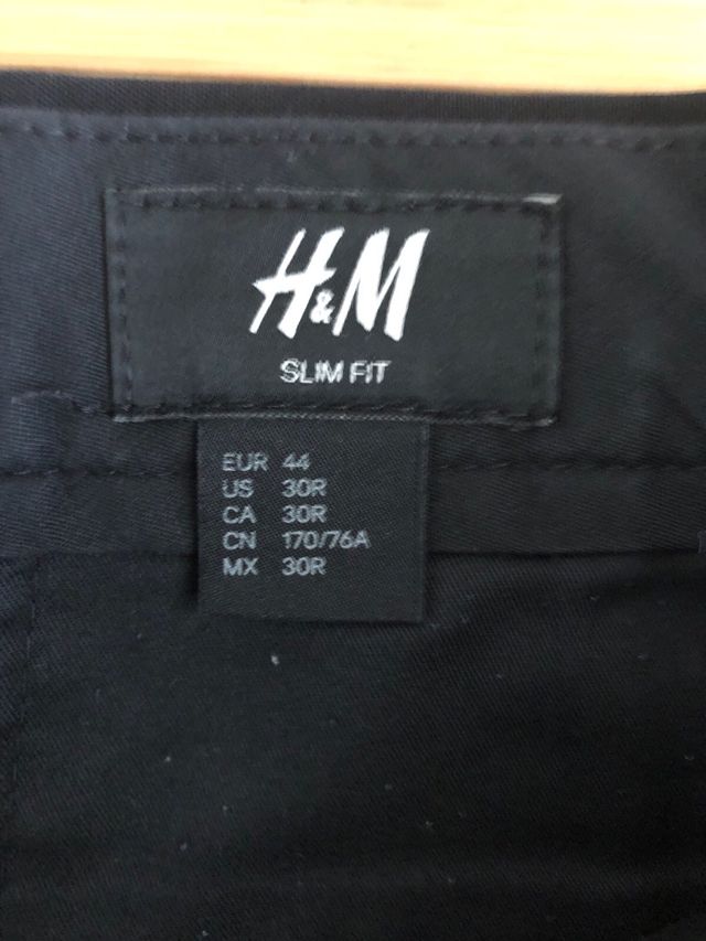 Pantalón HyM color negro slim fit T36