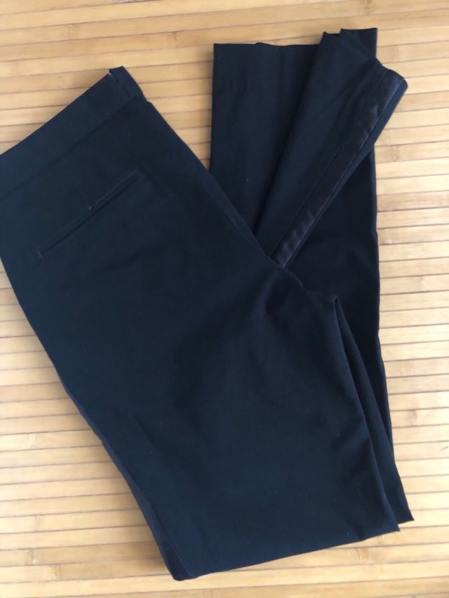 Pantalón HyM color negro slim fit T36