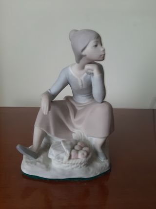 Figura mujer descansando
